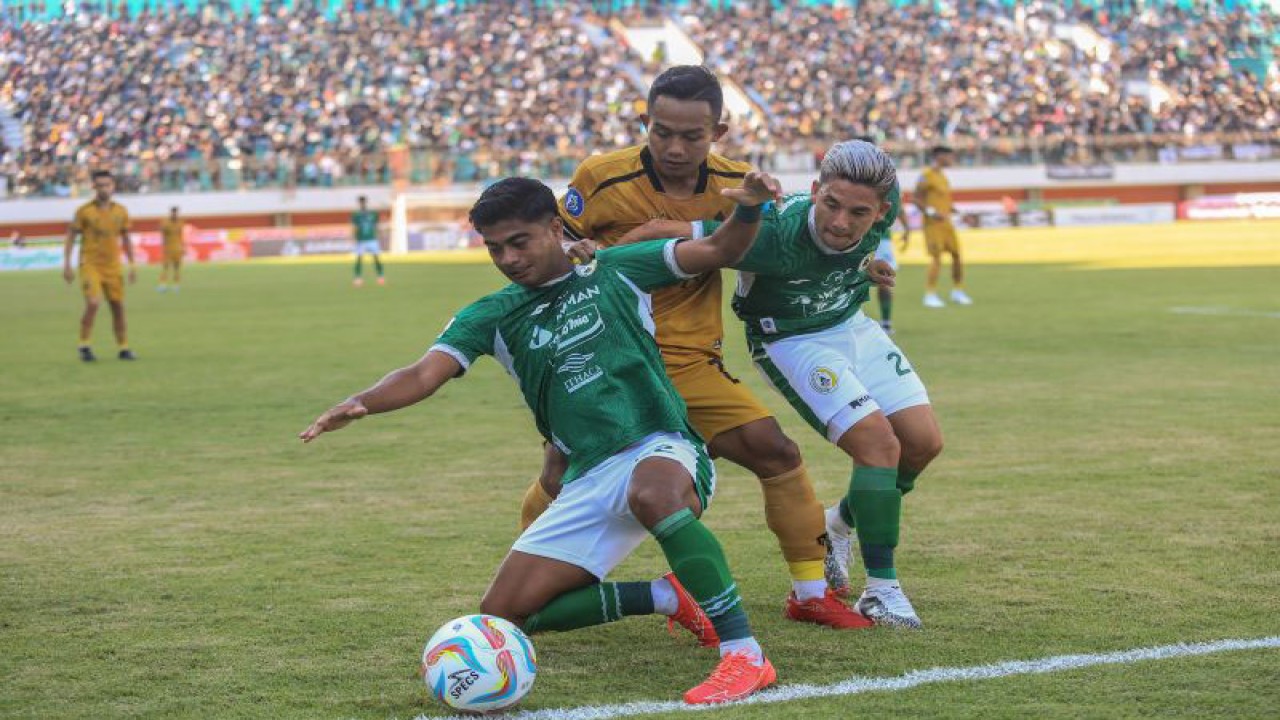 Pesepak bola PSS Sleman Ibrahim Sanjaya (kiri) mencoba menghadang pesepak bola Bhayangkara FC Sani Rizki (tengah) pada pertandingan Liga 1 di Stadion Maguwoharjo, Sleman, DI Yogyakarta, Minggu (13/8/2023). PSS Sleman berhasil mengalahkan Bhayangkara FC dengan skor 3-1. ANTARA FOTO/Hendra Nurdiyansyah/nz