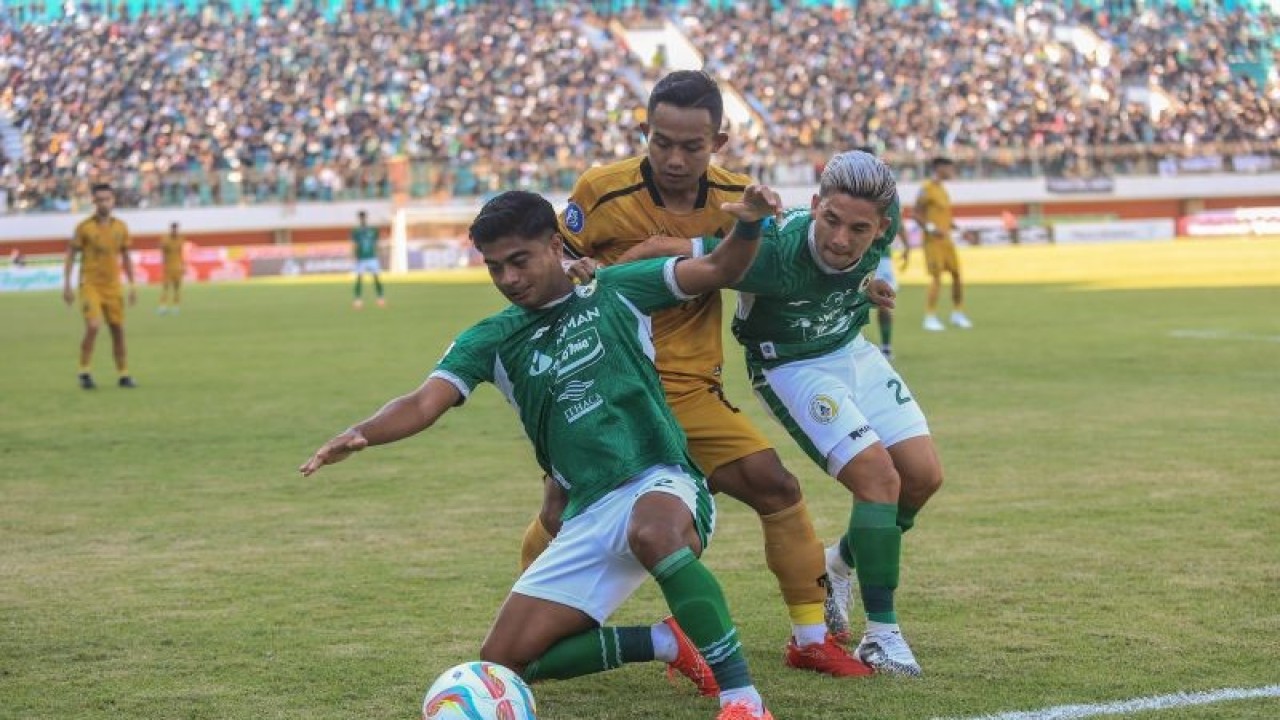 Pesepak bola PSS Sleman Ibrahim Sanjaya (kiri) mencoba menghadang pesepak bola Bhayangkara FC Sani Rizki (tengah) pada pertandingan Liga 1 di Stadion Maguwoharjo, Sleman, DI Yogyakarta, Minggu (13/8/2023). PSS Sleman berhasil mengalahkan Bhayangkara FC dengan skor 3-1. ANTARA FOTO/Hendra Nurdiyansyah/nz (Antara Foto/Hendra Nurdiyansyah)