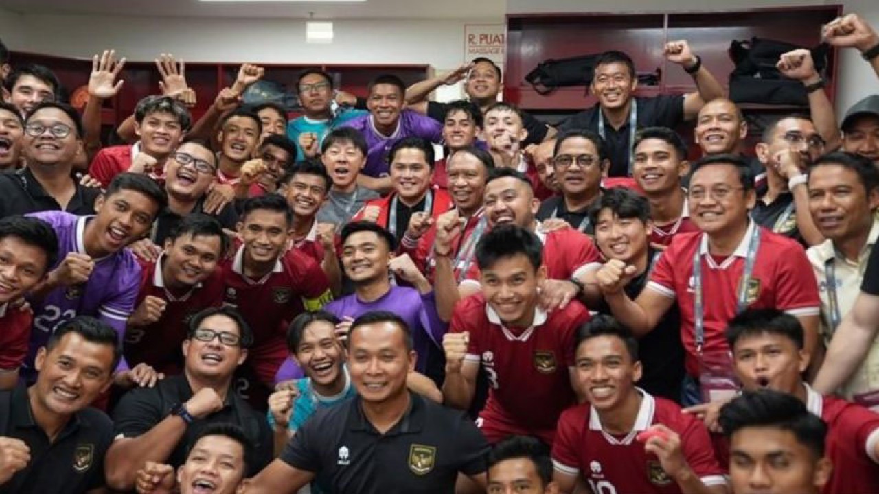 Ketua Umum PSSI Erick Thohir (tengah) bersama Pelatih timnas Shin Tae-yong, para pemain dan ofisial berfoto bersama seusai laga kedua babak Kualifikasi Piala Asia U-23 Grup K melawan Turkmenistan di Stadion Manahan, Solo, Jawa Tengah, Selasa (12/9/2023) malam. Timnas U-23 Indonesia berhasil mencetak sejarah dengan lolos untuk kali pertama ke putaran final Piala Asia U-23 di Qatar pada 2024, setelah mengalahkan Turkmenistan U-23 dengan skor 2-0 melalui gol yang dicetak Ivar Jenner pada menit ke-41 dan Pratama Arhan pada menit ke-92. ANTARA FOTO/Dok. PSSI/aww.