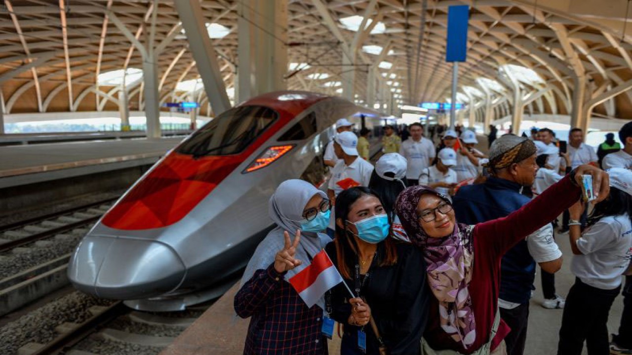Warga berfoto di depan kereta cepat setibanya di Stasiun Kereta Cepat Halim, Jakarta, Sabtu (16/9/2023). PT KCIC mengajak warga sekitar Stasiun Tegalluar untuk menjajal Kereta Cepat Jakarta Bandung menuju Stasiun Halim sebelum diresmikan dan dioperasikan secara penuh pada 1 Oktober mendatang. ANTARA FOTO/Raisan Al Farisi/foc.