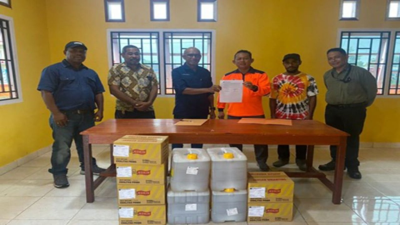 Vice President (VP) Community Relations PTFI Engel Enoch menyerahkan bantuan 520 kilo gram makanan pokok kepada Kepala BPBD Kabupaten Mimika, Yossias Lossu di Posko BPBD Tim Reaksi Cepat (TRC), SP 5 Timika Kabupaten Mimika, Papua Tengah pada Rabu (30/8/2023). (ANTARA/HO - Corporate Communication PTFI)
