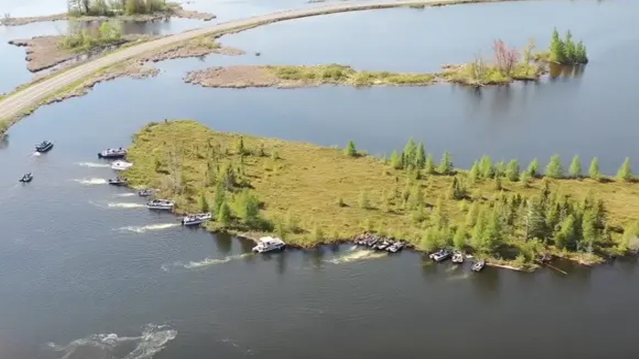 Pulau terapung di danau Chippewa, wiconsin Amerika Serikat. (Youtube/AirFox Photography)