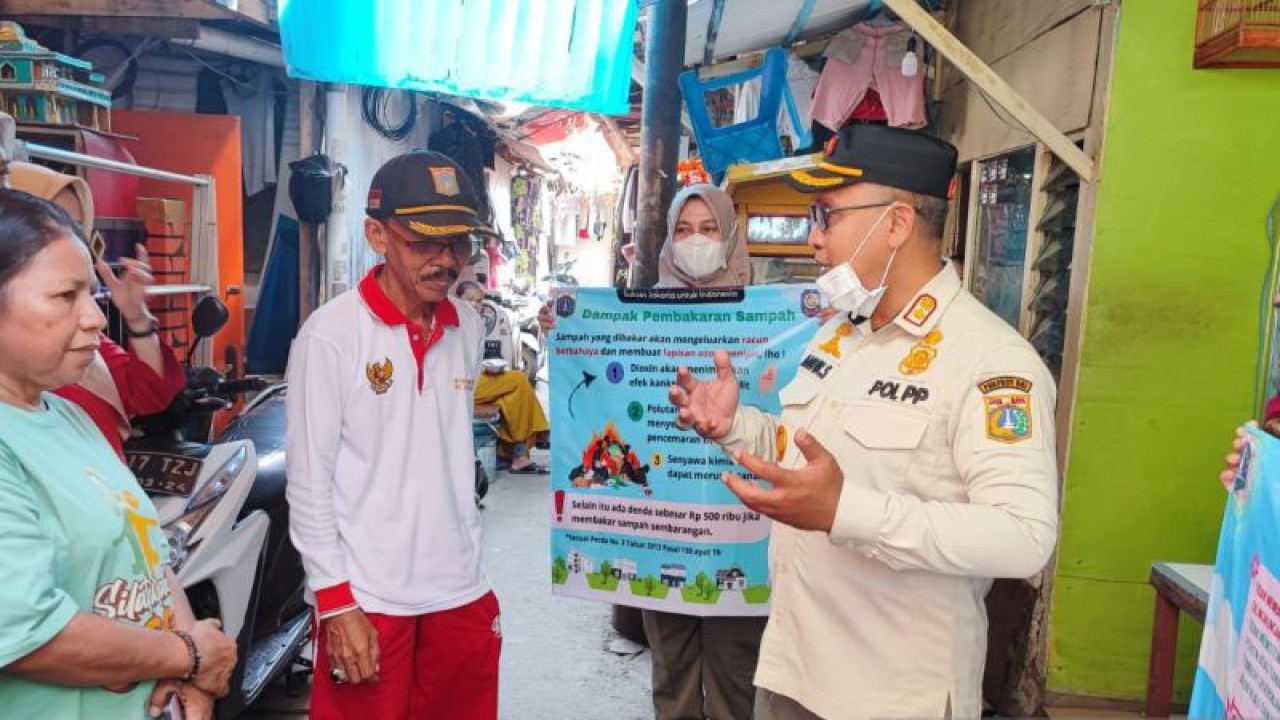 Kasatpol PP Pulogadung Andik Sukaryanto saat melakukan sosialisasi tentang larangan membakar sampah di RT 06/RW 15 Kelurahan Cipinang, Kecamatan Pulogadung, Jakarta Timur, Jumat (22/9/2023). ANTARA/Syaiful Hakim