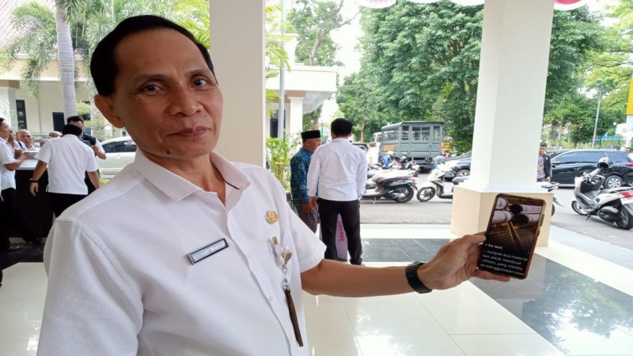 Kepala Dinas Pekerjaan Umum dan Penataan Ruang (PUPR) Kota Mataram Miftahurrahman menunjukkan konsep penanganan sampah sungai melalui penerapan sistem jaring sampah. (ANTARA/Nirkomala)