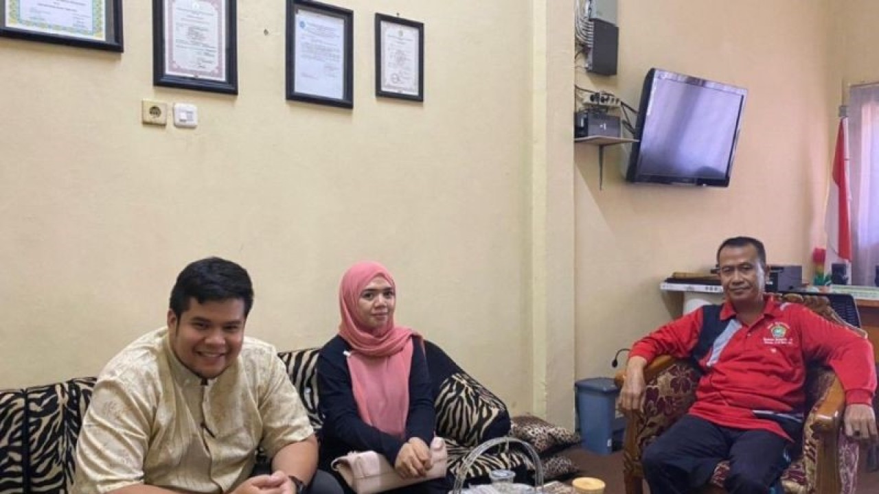 Pimpinan Puskesmas Gogagoman dr Kaisar, saat menemui Kepala MIS Baitul Makmur Arkam Lahiya, di Kotamobagu, Senin (12/9/2023). ANTARA/Nancy L Tigauw.