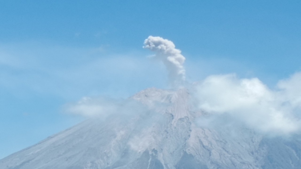 PVMBG merekam aktivitas erupsi yang terjadi di Gunung Semeru, Provinsi Jawa Timur, Jumat (22/9/2023). (ANTARA/HO-PVMBG