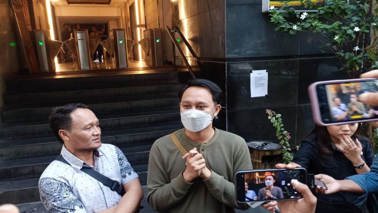Salah satu pemeran pria dalam kasus film porno, yaitu RA (menggunakan masker) saat mendatangi Polda Metro Jaya, Jumat (22/9/2023). ANTARA/Ilham Kausar