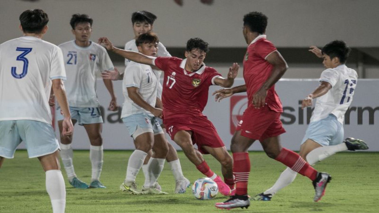 Pesepakbola Timnas Indonesia Rafael William Struick (ketiga kanan) berusaha melewati hadangan pesepakbola Chinese Taipei pada pertandingan grup K kualifikasi Piala Asia U-23 AFC 2023 di Stadion Manahan, Solo, Jawa Tengah, Sabtu (9/9/2024). Timnas Indonesia menang atas Chinese Taipei dengan skor 9-0. ANTARA FOTO/Mohammad Ayudha/Spt. (ANTARA FOTO/MOHAMMAD AYUDHA)