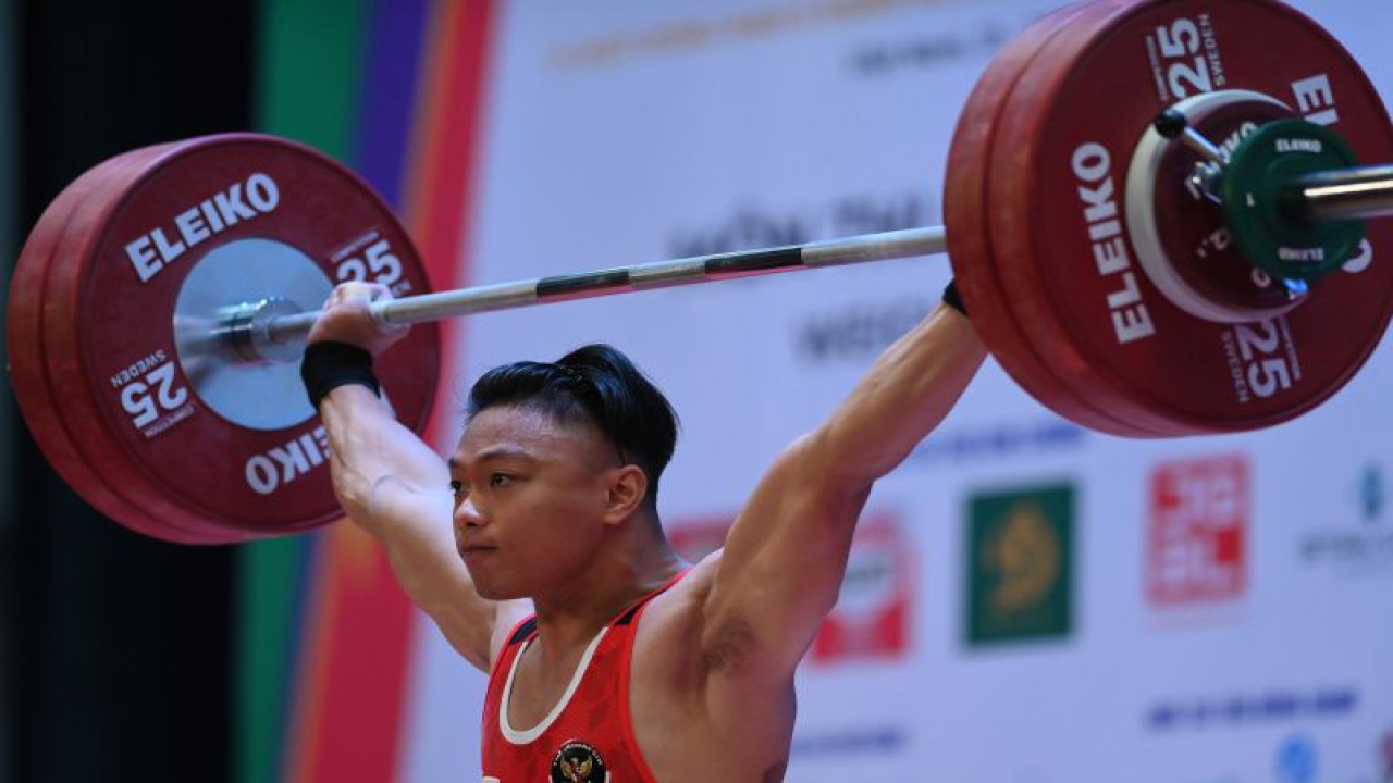 Arsip- Lifter Indonesia Rahmat Erwin Abdullah melakukan angkatan "snatch" pada final angkat besi nomor 73 Kg putra SEA Games 2021 Vietnam di Hanoi Sports Training and Competition Center, Hanoi, Vietnam, Sabtu (21/5/2022). ANTARA FOTO/Zabur Karuru/rwa.