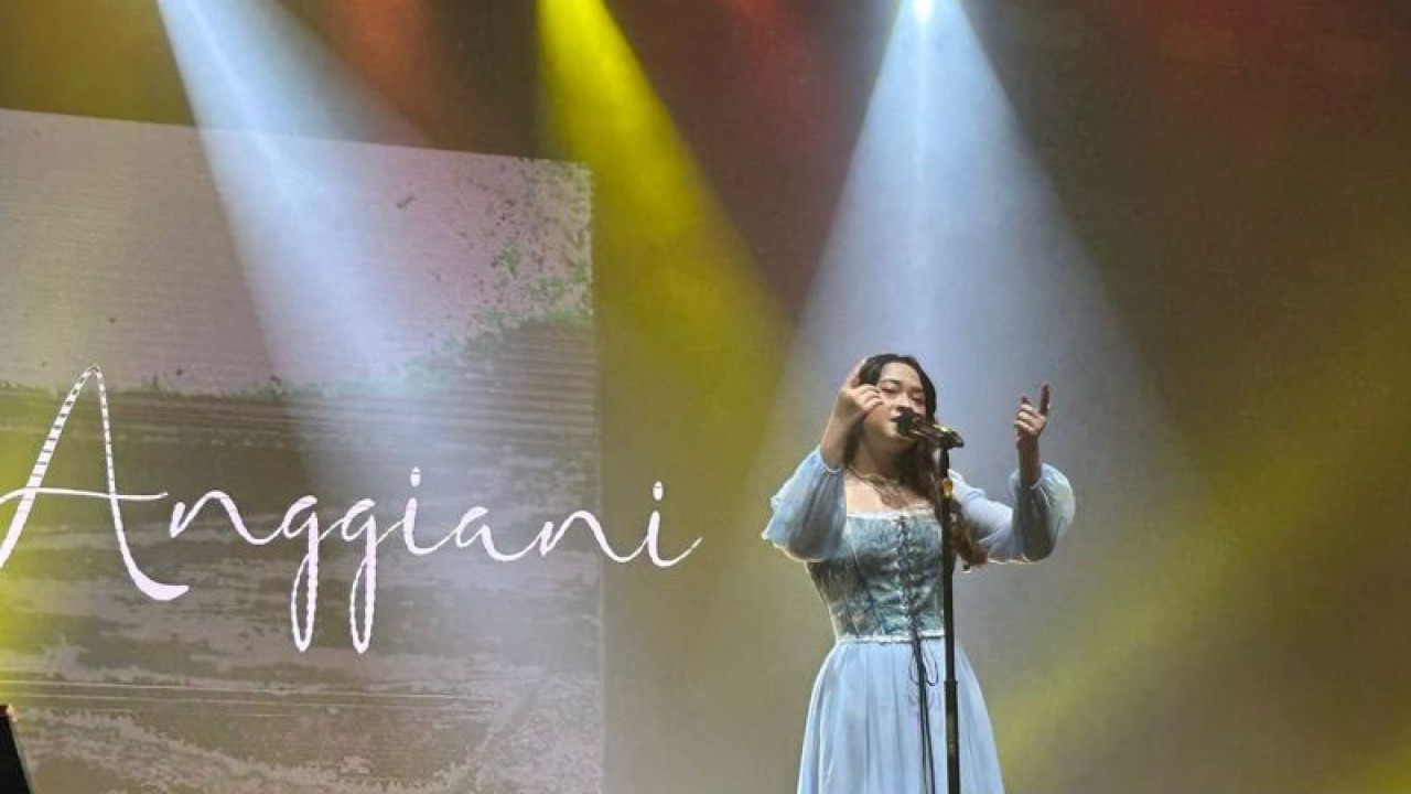 Penyanyi Raissa Anggiani saat tampil di Pestapora 2023 JIEXPO Kemayoran, Jakarta, Sabtu (23/9/2023). (ANTARA/Vinny Shoffa Salma)