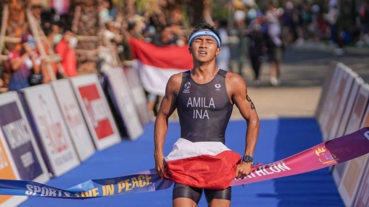 Arsip - Atlet aquatlon putra Indonesia Rashif Amila Yaqin berlari jelang garis finis pada nomor men aquathlon elite SEA Games 2023 di Kep Town Beach, Kep, Kamboja, Sabtu (6/5/2023). Rashif Amila Yaqin mencatatkan total waktu 14 menit 28 detik dan meraih emas pertama untuk Indonesia pada ajang SEA Games 2023. ANTARA FOTO/HO-NOC/Rizki Fitrianto/tom.