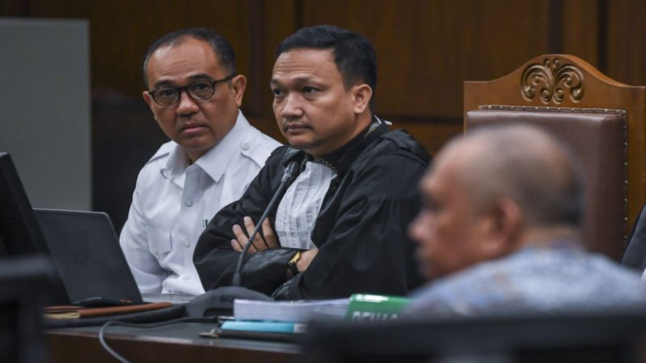 Terdakwa kasus gratifikasi dan Tindak Pidana Pencucuian Uang (TPPU) Rafael Alun Trisambodo (kiri) menjalani sidang lanjutan di Pengadilan Tipikor, Jakarta, Senin (25/9/2023). ANTARA FOTO/Galih Pradipta/aww