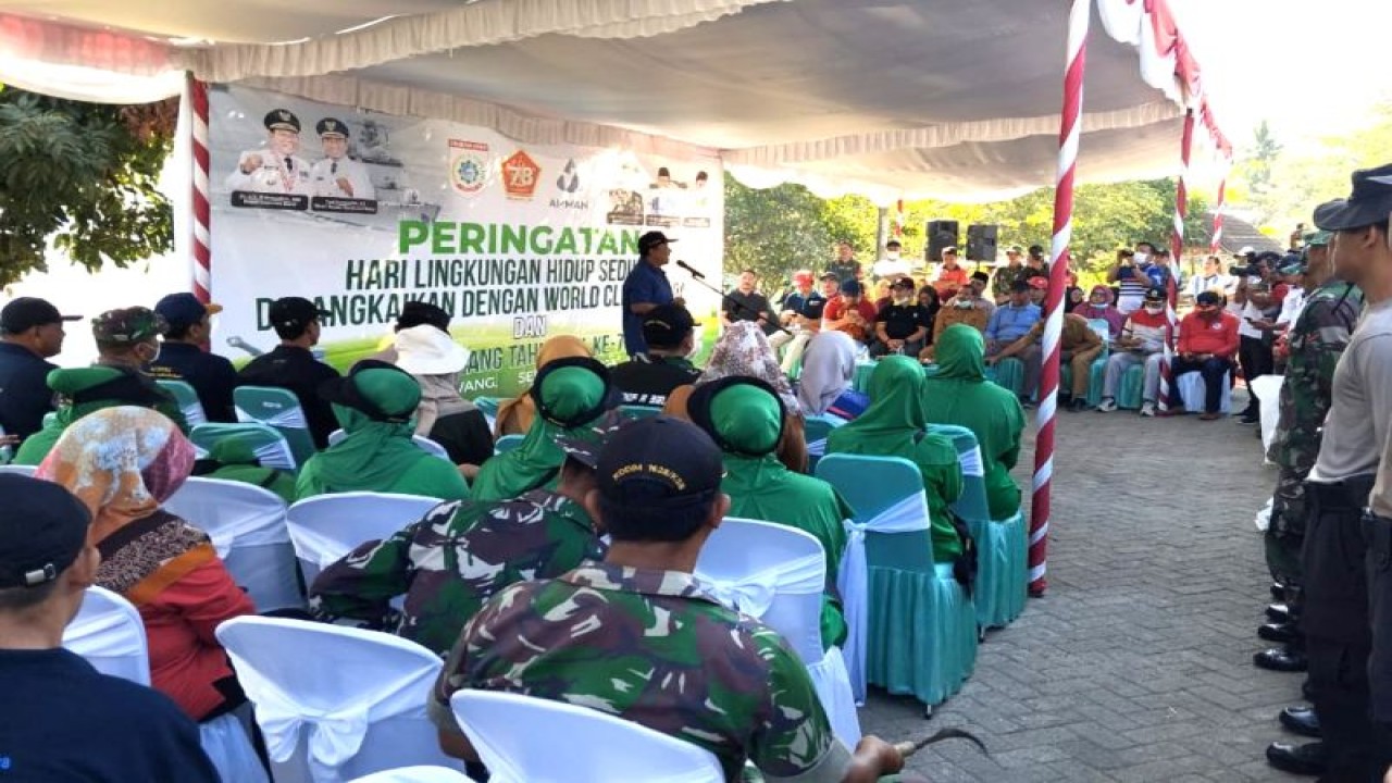 Acara pembukaan kegiatan gotong royong dalam rangka peringatan hari lingkungan hidup di Kabupaten Sumbawa Barat, NTB, Selasa (19/9/2023) (ANTARA/HO-Humas Pemkab Sumbawa Barat)