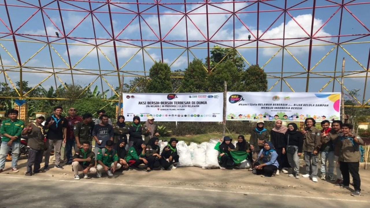 Sebanyak 700 kilogram sampah terkumpulkan dalam waktu tiga jam di dua lokasi Kota Mataram, Nusa Tenggara Barat dalam acara memperingati "World Cleanup Day" (WCD) yang digagas dua komunitas peduli lingkungan di Mataram, Selasa (26/9/2023). FOTO ANTARA/HO-WCD Mataram)