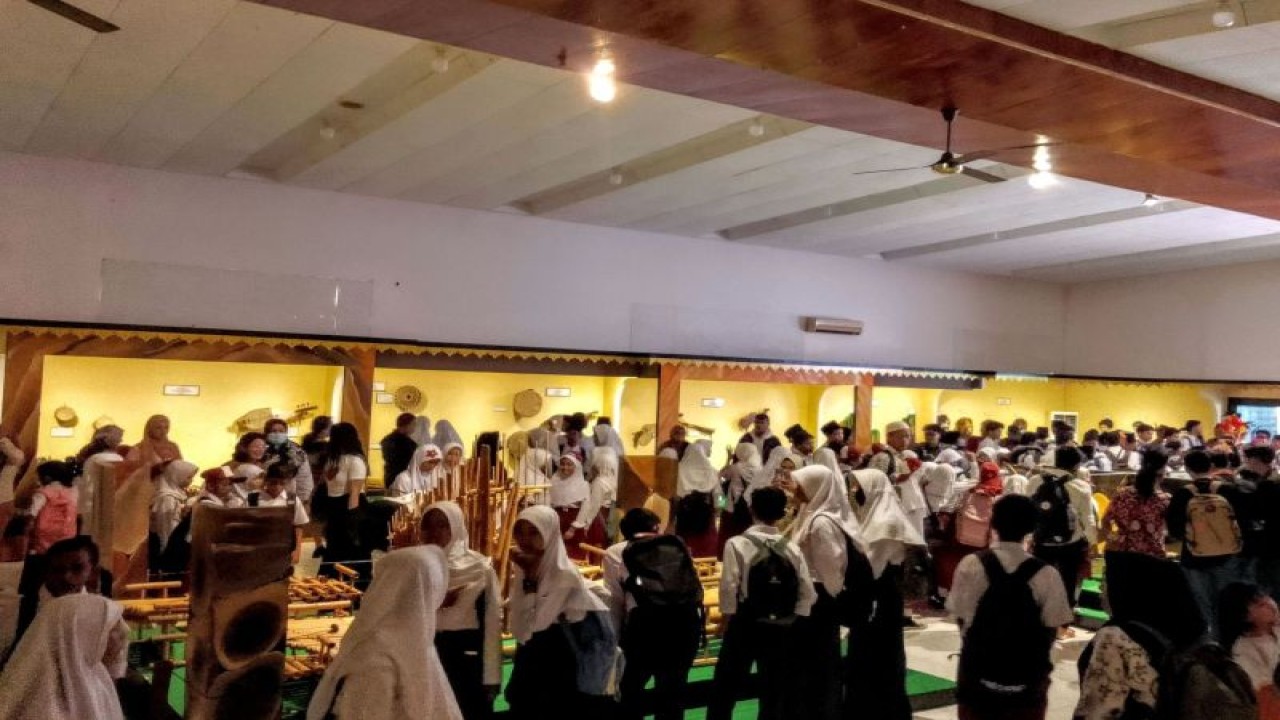 Ratusan pelajar mulai dari sekolah tingkat kanak-kanak (TK) hingga mahasiswa se-Kota Palu mengunjungi Museum Sulawesi Tengah untuk mengenali budaya serta sejarah alat musik tradisional se-Indonesia di Palu, Senin (25/9/2023). ANTARA/Nur Amalia Amir