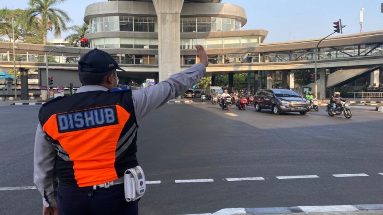 Petugas Dishub Jakarta Selatan mengatur arus lalu lintas Perempatan Sisingamangaraja, Jakarta Selatan, Senin (04/09/2023). (ANTARA/Arif Prada)