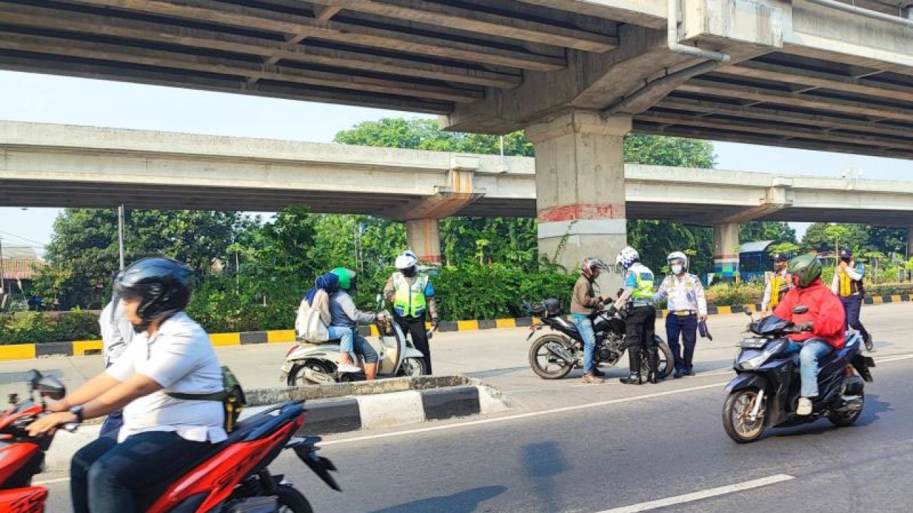 Dua orang personel Satlantas Polresta Jakarta Timur menghentikan pengendara sepeda motor yang melawan arah saat Operasi Lintas Jaya di putaran Lampiri, Kalimalang, Pondok Kelapa, Duren Sawit, Jakarta Timur, Jumat (1/9/2023). ANTARA/Syaiful Hakim
