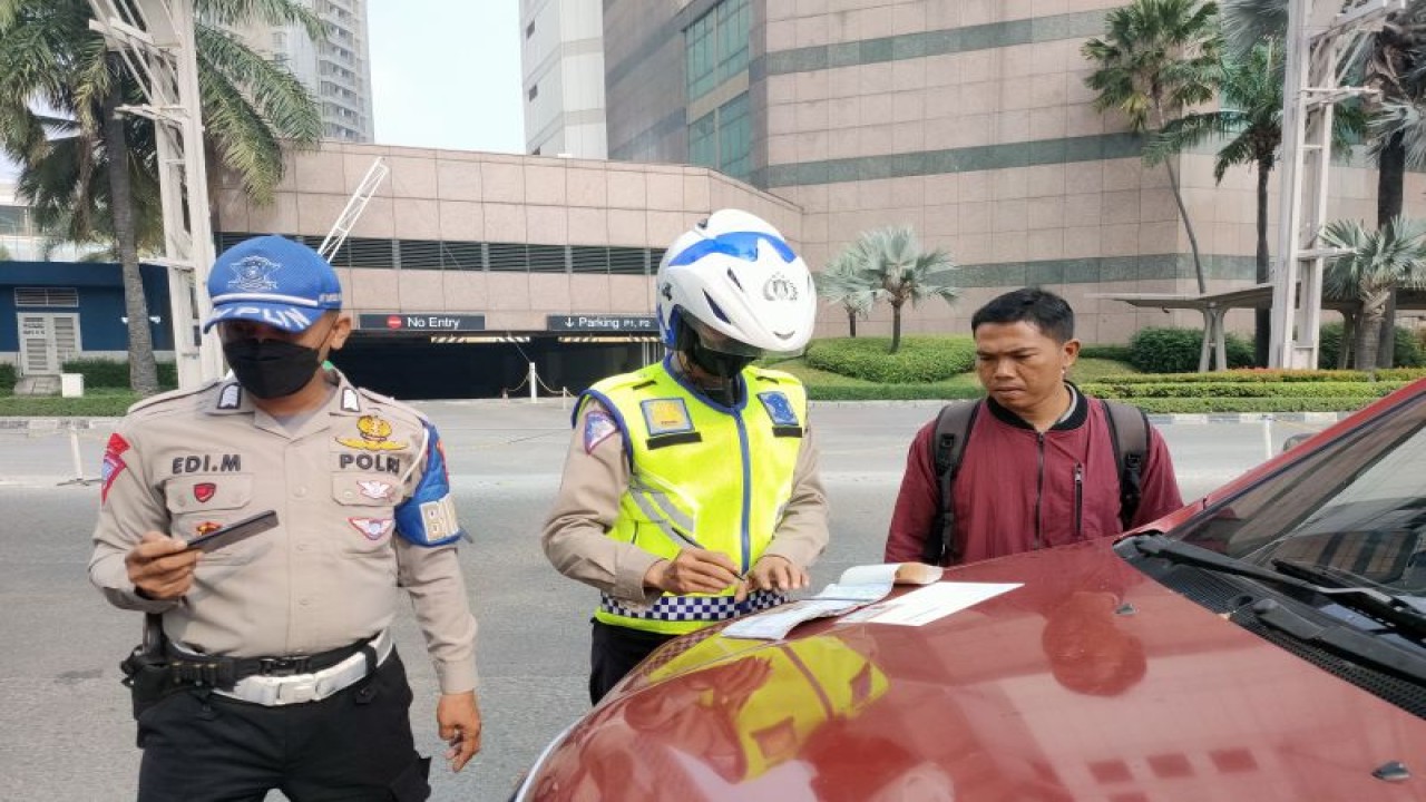 Razia uji emisi kendaraam bermotor di depan Taman Anggrek, Jakarta Barat, Jumat (1/9/2023). ANTARA/Risky Syukur