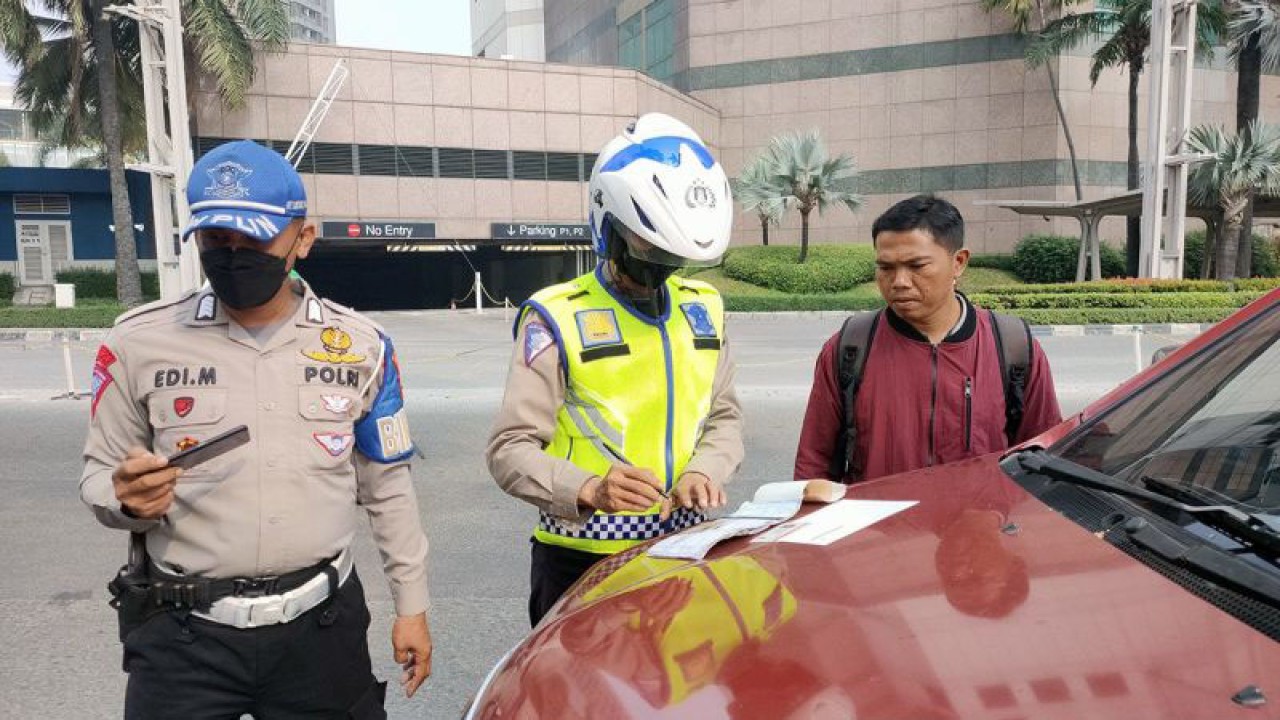 Razia tilang uji emisi kendaraam bermotor di depan Taman Anggrek, Jakarta Barat, Jumat (1/9/2023). ANTARA/Risky Syukur/am.