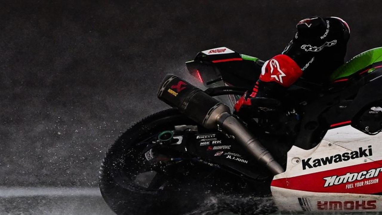 Arsip- Pembalap tim Kawasaki Racing WorldSBK Jonathan Rea memacu motornya saat race 2 WorldSBK seri Indonesia 2021 di Pertamina Mandalika International Street Circuit, Lombok Tengah, Nusa Tenggara Barat (NTB), Minggu (21/11/2021). ANTARA FOTO/Sigid Kurniawan/YU