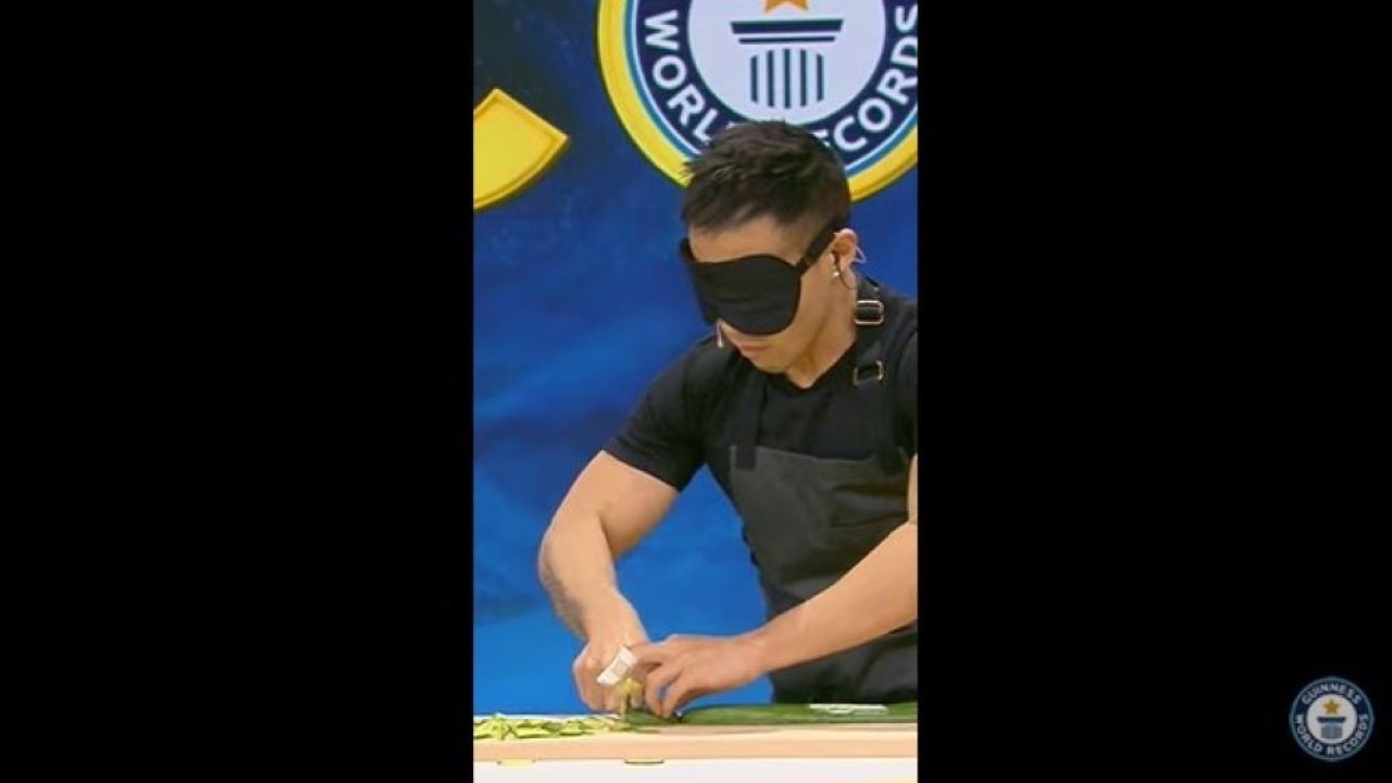 Seorang koki asal Kanada,,Wallace Wong, yang terkenal dengan keterampilan pisaunya memecahkan rekor dunia guinness. (Tangkapan layar)