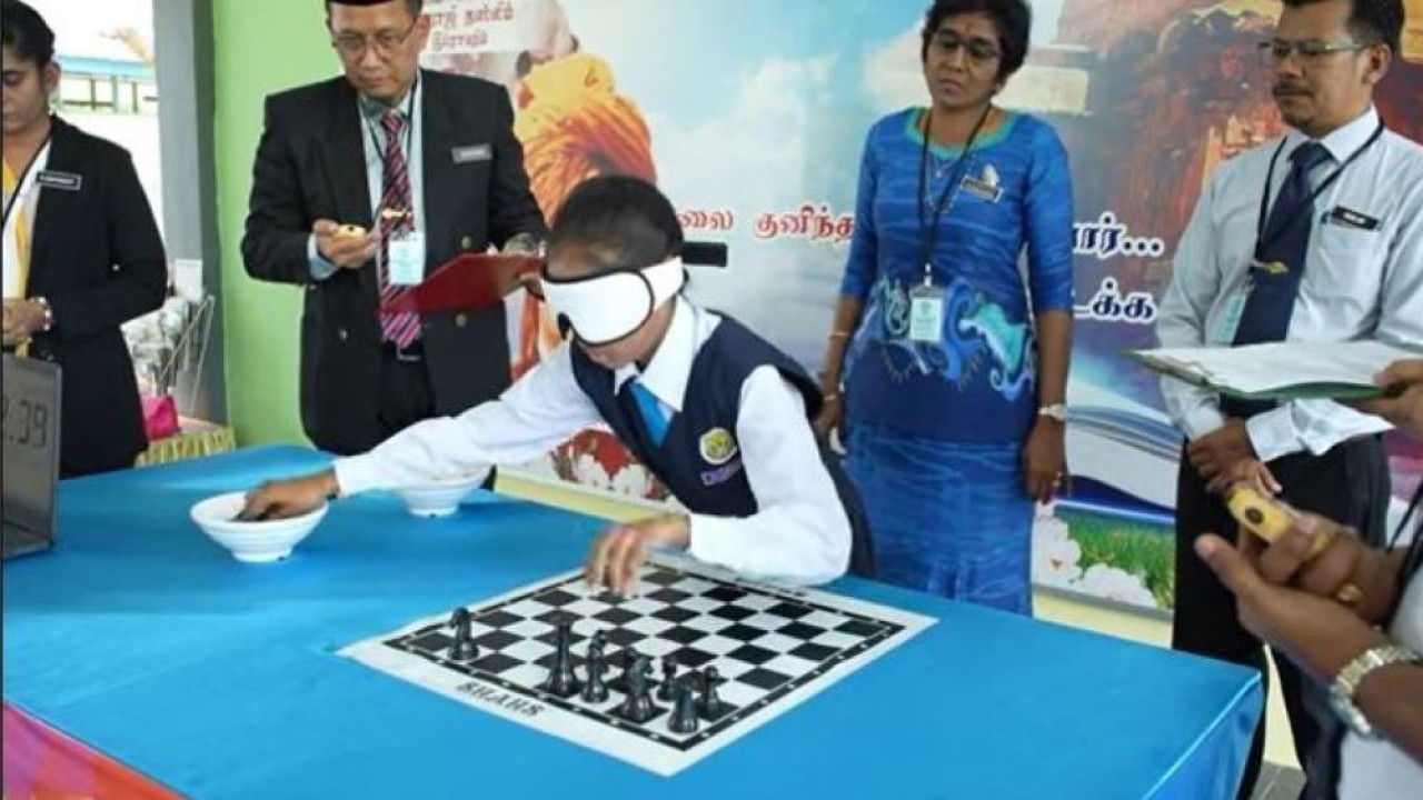 Punitamalar Rajashekar menyusun bidak catur dengan mata tertutup hanya dalam waktu 45,72 detik untuk memecahkan rekor dunia guinness. (Tangkapan layar)