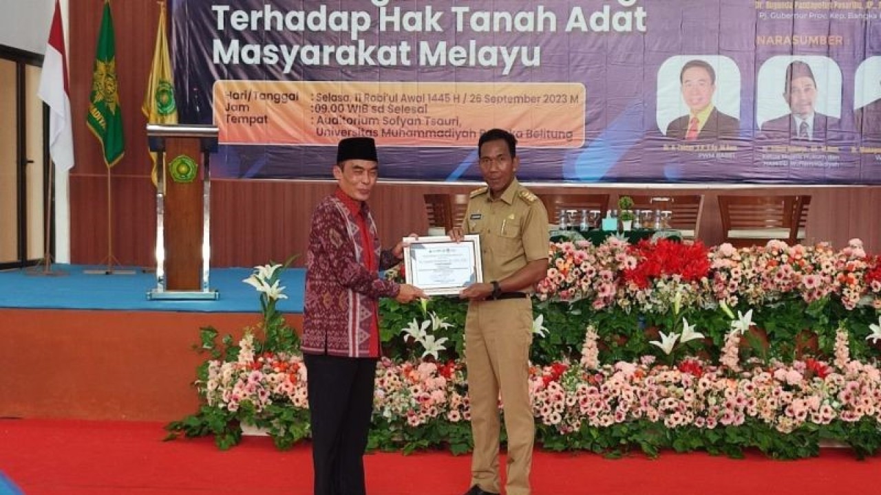 Rektor Universitas Muhammadiyah (Unmuh) Kepulauan Babel Ir. Fadillah Sabri, S.T. M.Eng memberikan piagam kepada Penjabat Gubernur Kepulauan Babel Suganda Pandapotan Pasaribu pada Seminar Nasional Perlindungan Hukum Negara Atas Hak Tanah Adat Masyarakat Melayu di Pangkalpinang, Selasa (26/9/2023). (ANTARA/HO-Aprionis)