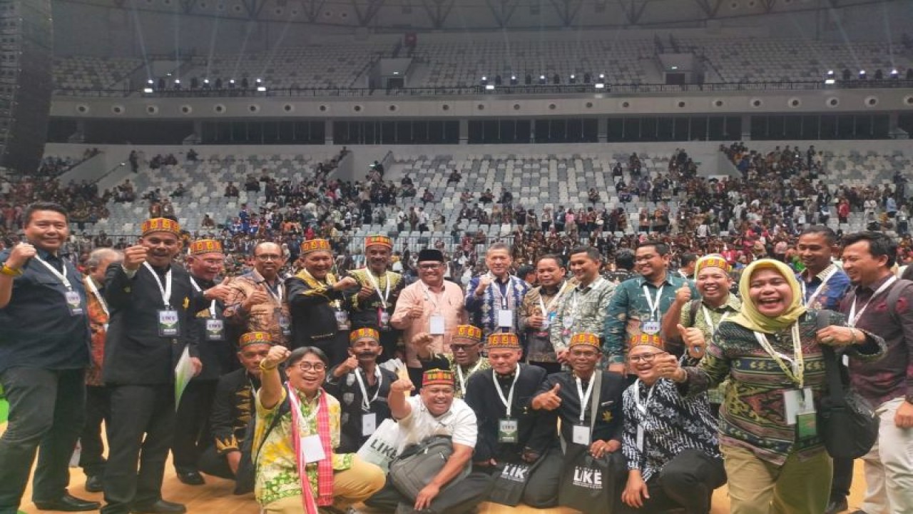 Rektor USK (tengah baju biru) bersama tim PRHIA USK dan Imum Mukim saat menghadiri serah terima SK Hutan Adat Aceh, di Jakarta, Senin (18/9/2023). (ANTARA/HO/Tim USK)