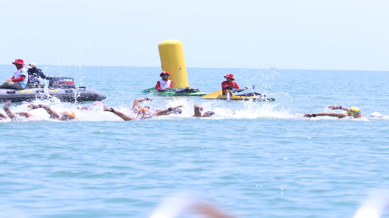 Para peserta bersaing ketat pada Kejurnas Renang Perairan Terbuka BK PON 2024 nomor 3km putra/ist