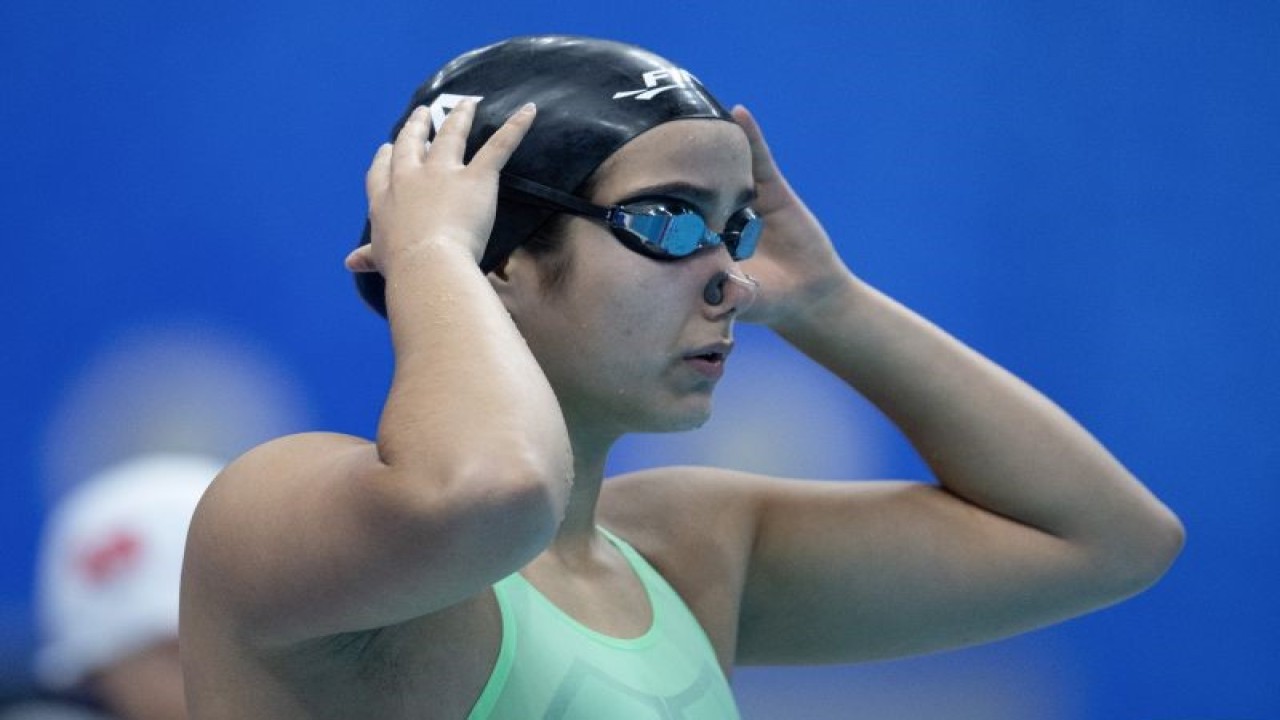 Perenang putri Indonesia Masniari Wolf bersiap mengikuti penyisihan 4x100 meter gaya ganti estafet campuran Asian Games 2022 di Hangzhou Olympic Sports Centre Aquatic Sports Arena, China, Rabu (27/9/2023). Tim Indonesia finis di posisi keempat dengan catatan waktu 4 menit 01.49 detik. ANTARA FOTO/M Risyal Hidayat/nym. (ANTARA FOTO/M RISYAL HIDAYAT)