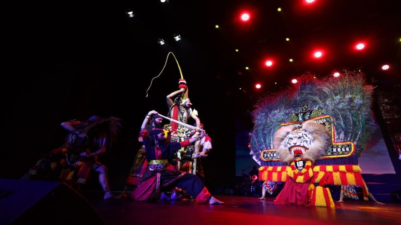 Reog Ponorogo tampil dalam Indonesian Cultural Night 2023 yang diselenggarakan KBRI Bangkok, Sabtu (17/9/2023). (ANTARA/HO-KBRI Bangkok)