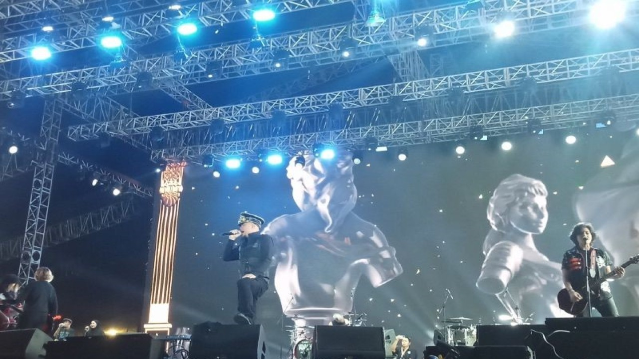 Penampilan Ahmad Dhani bersama grup musik T.R.I.A.D saat Synchronize Fest 2023 di Gambir Expo Kemayoran, Jakarta Pusat pada Minggu (3/9/2023). (ANTARA/Farhan Arda Nugraha)