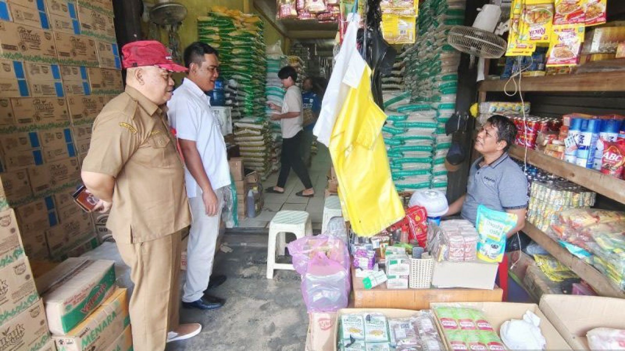 Foto Arsip - Kadishanpang Kalteng Riza Rahmadi bersama Bulog berbincang dengan pedagang beras di Pasar Besar Palangka Raya belum lama ini. (ANTARA/Muhammad Arif Hidayat)