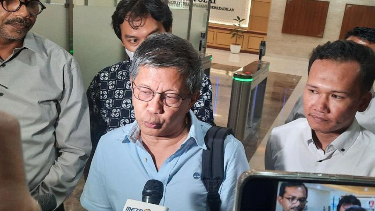 Rocky Gerung saat memberikan keterangan usai menjalani pemeriksaan terkait penyelidikan dugaan kasus berita bohong di Bareskrim Polri, Mabes Polri, Jakarta, Rabu (6/9/2023). (ANTARA/Laily Rahmawaty/aa)