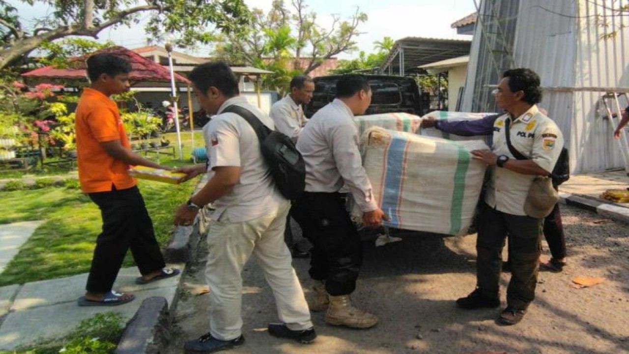 Petugas Satuan Polisi Pamong Praja Kabupaten Batang sedang mengangkat sebuah karung yang berisi rokok tanpa cukai di Batang, Jawa Tengah, Senin (25/9/2023). ANTARA/HO-Humas Kabupaten Batang