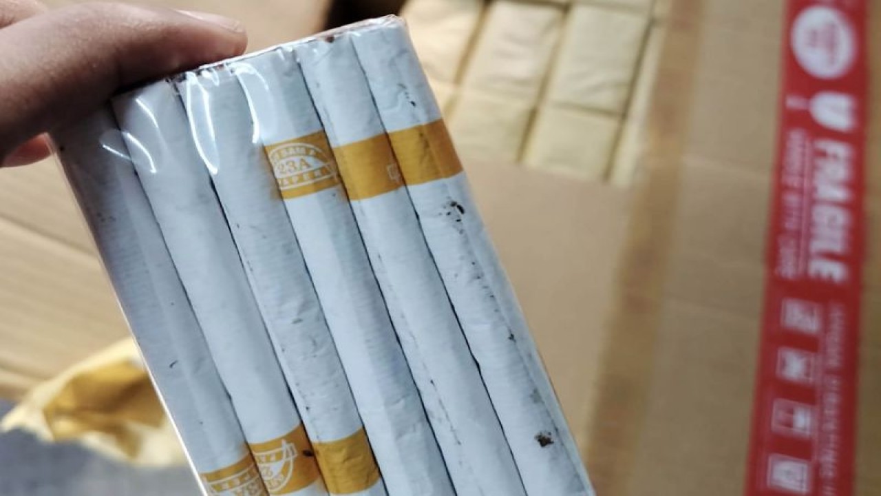Petugas menunjukkan rokok ilegal yang tidak dilekati pita cukai jenis sigaret kretek tangan (SKT) yang merupakan hasil penindakan Tim Bea Cukai Malang. ANTARA/HO-Humas Bea Cukai Malang.