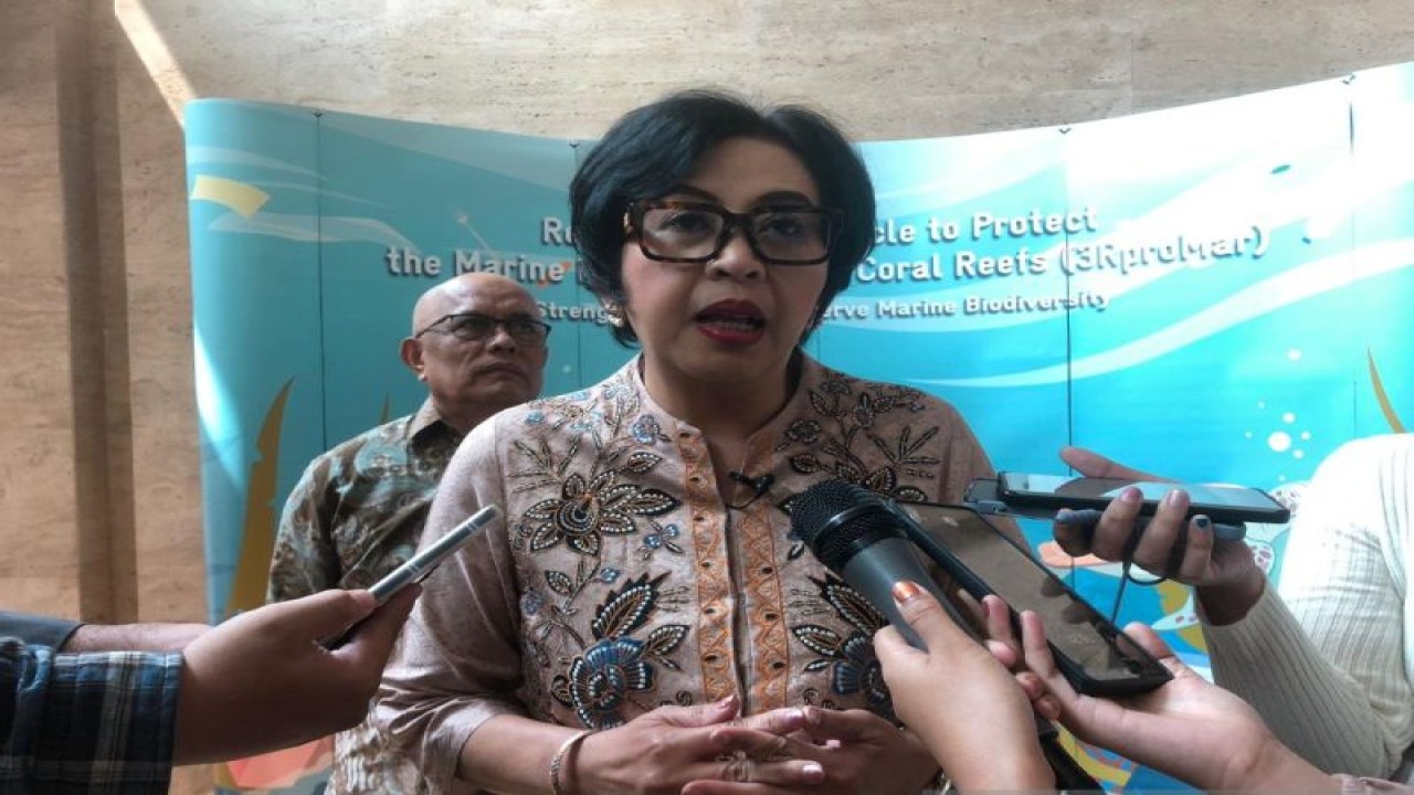 Direktur Jenderal Pengelolaan Sampah, Limbah, Bahan Berbahaya dan Beracun Kementerian LHK Rosa Vivien Ratnawati menjawab pertanyaan wartawan tentang kebijakan pengelolaan dan penanganan sampah di Hotel Kempenski, Jakarta, Kamis (21/9/2023). (ANTARA/Sugiharto Purnama)