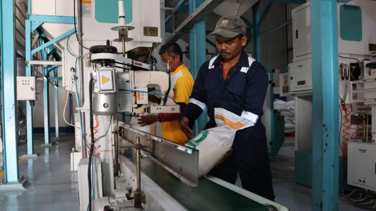 Pekerja sedang mengemas beras bantuan pangan menggunakan teknologi canggih mesin rice to rice (RTR) milik Bulog. ANTARA/HO-Bulog.