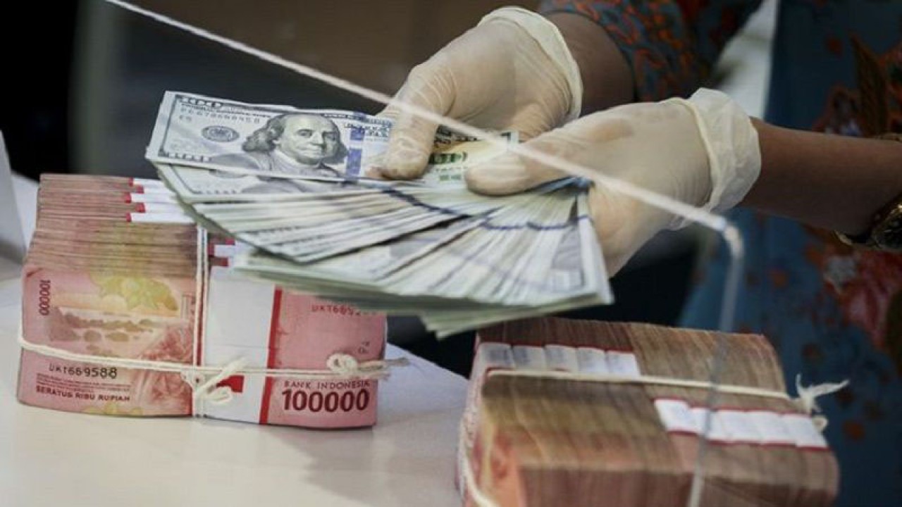 Dokumentasi - Petugas menghitung uang dolar AS di BNI KC Mega Kuningan, Jakarta, Kamis (21/7/2022). (ANTARA FOTO/Rivan Awal Lingga/tom/pri.)