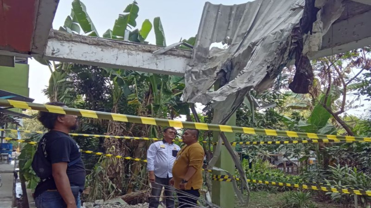 Atap bangunan Blok C Rusunawa Marunda, Jakarta Utara, roboh pada Rabu (30/8/2023) pukul 21.10 WIB. (ANTARA/HO-Dok.Pribadi)