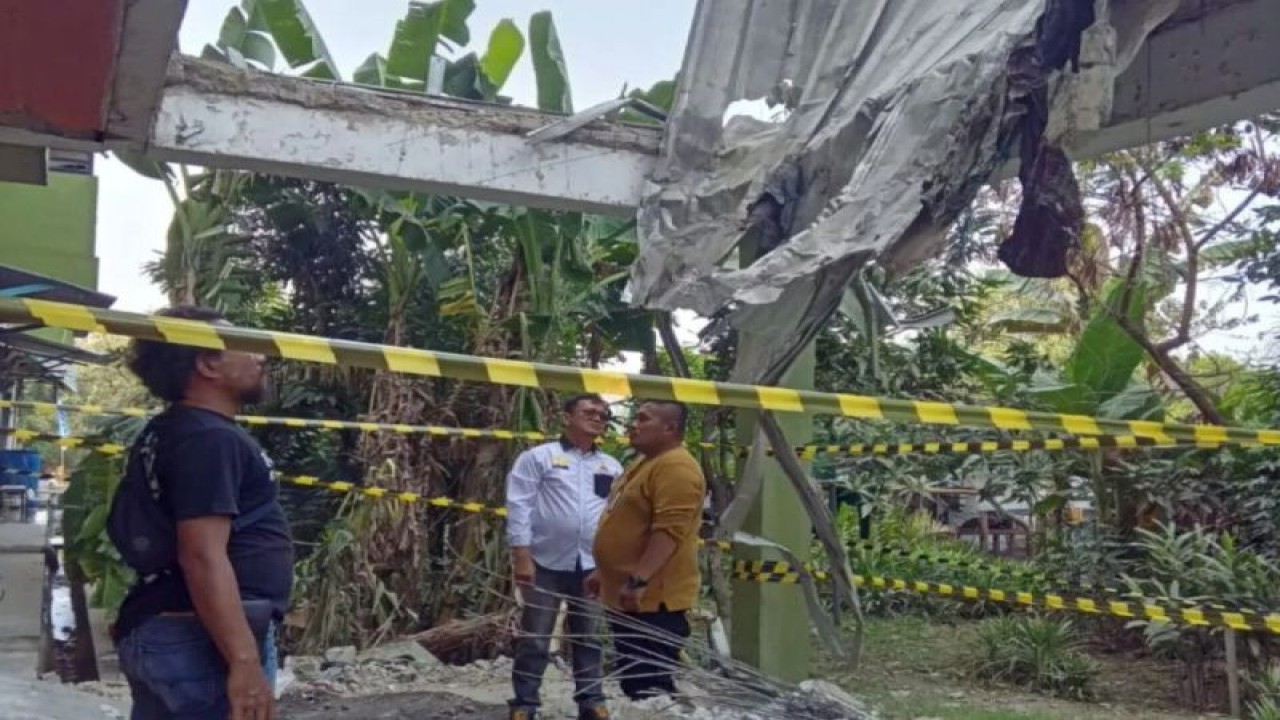 Atap bangunan di Rusunawa Marunda Blok C, Jakarta Utara roboh pada Rabu (30/8/2023) pukul 21.10 WIB. ANTARA/Handout/aa.
