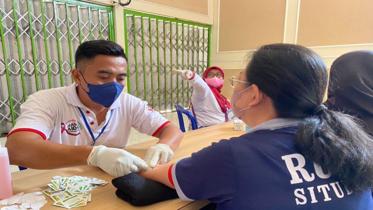 Petugas kesehatan melakukan prosedur pemeriksaan tuberkulosis dan HIV pada warga binaan pemasyarakatan di Rutan Kelas IIB Situbondo, Jawa Timur. (ANTARA/HO-Humas Rutan Situbondo)
