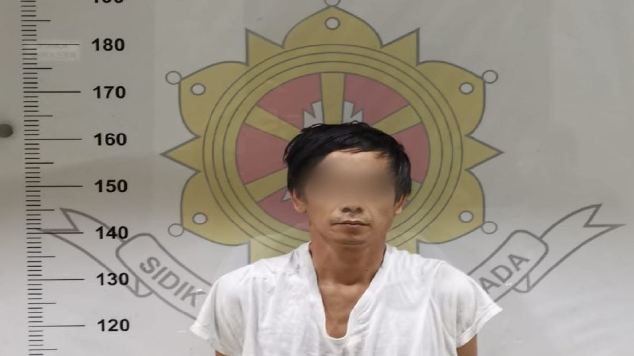 Pelaku penganiayaan berinisial SA (38) di wilayah Krukut, Taman Sari, Jakarta Barat. ANTARA/Risky Syukur