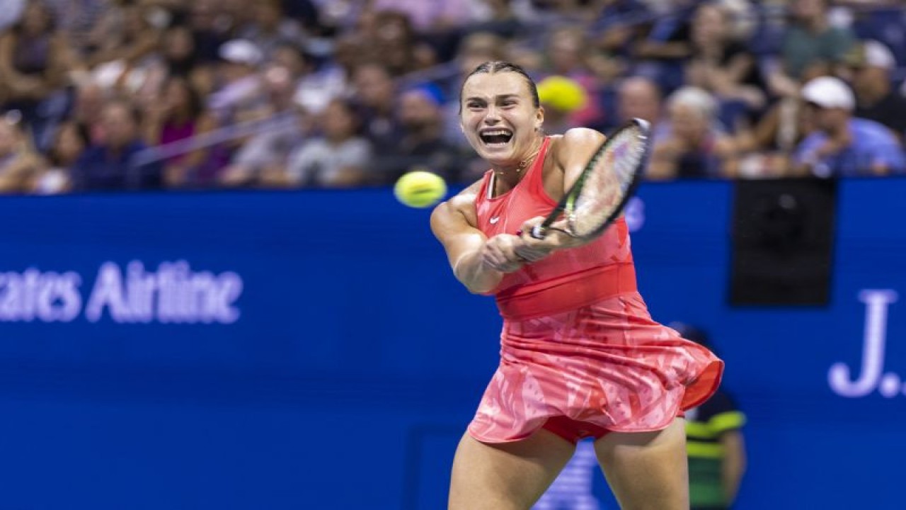 Petenis putri asal Belarus Aryna Sabalenka mengembalikan bola kepada petenis Rusia Daria Kasatkina dalam babak 16 besar US Open, di USTA Billie Jean King National Tennis Center, New York City, Senin (4/9/2023). (ANTARA/AFP/COREY SIPKIN)