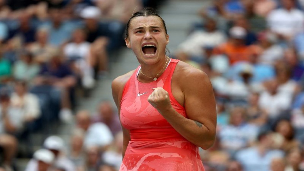 Petenis Belarus Aryna Sabalenka melakukan selebrasi saat mencetak poin atas Zheng Qinwen (China) di babak perempat final US Open 2023 di USTA Billie Jean King National Tennis Center, 6 September 2023. (ANTARA/AFP/Getty Images via AFP/AL BELLO)