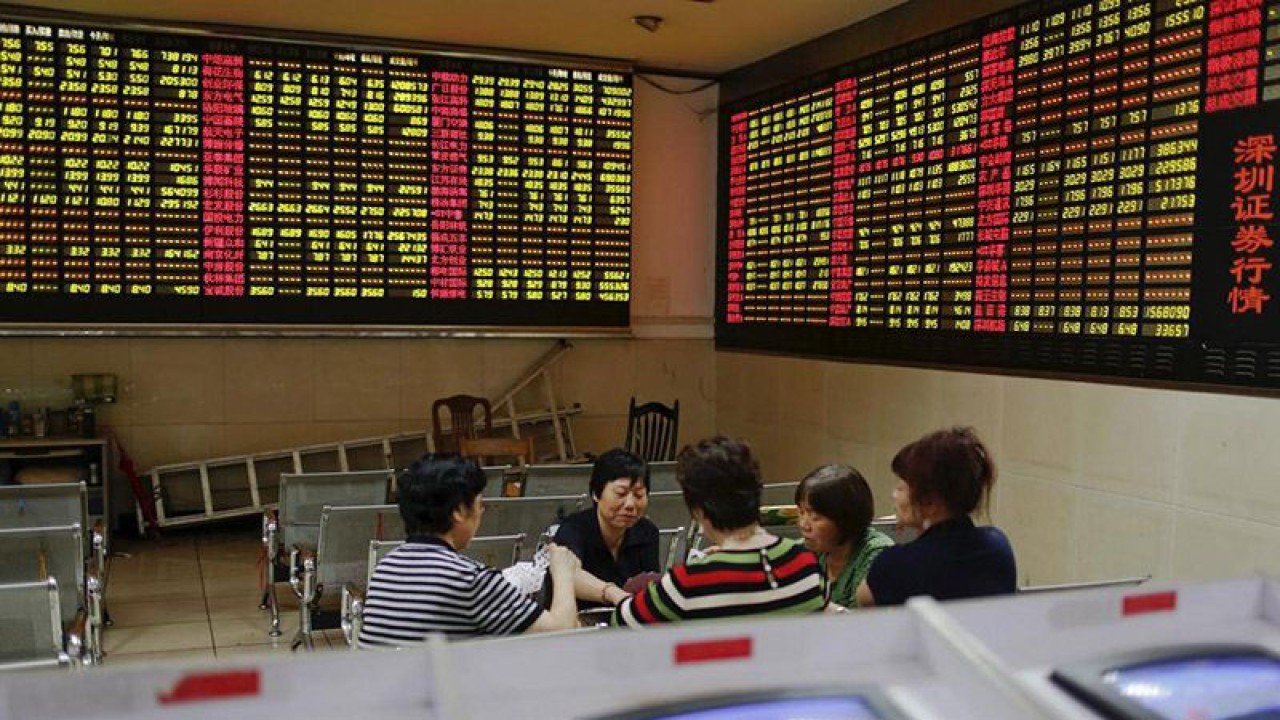 Ilustrasi - Para investor bermain kartu selama perdagangan tengah hari di Bursa Saham China. ANTARA/REUTERS/Aly Song/aa.