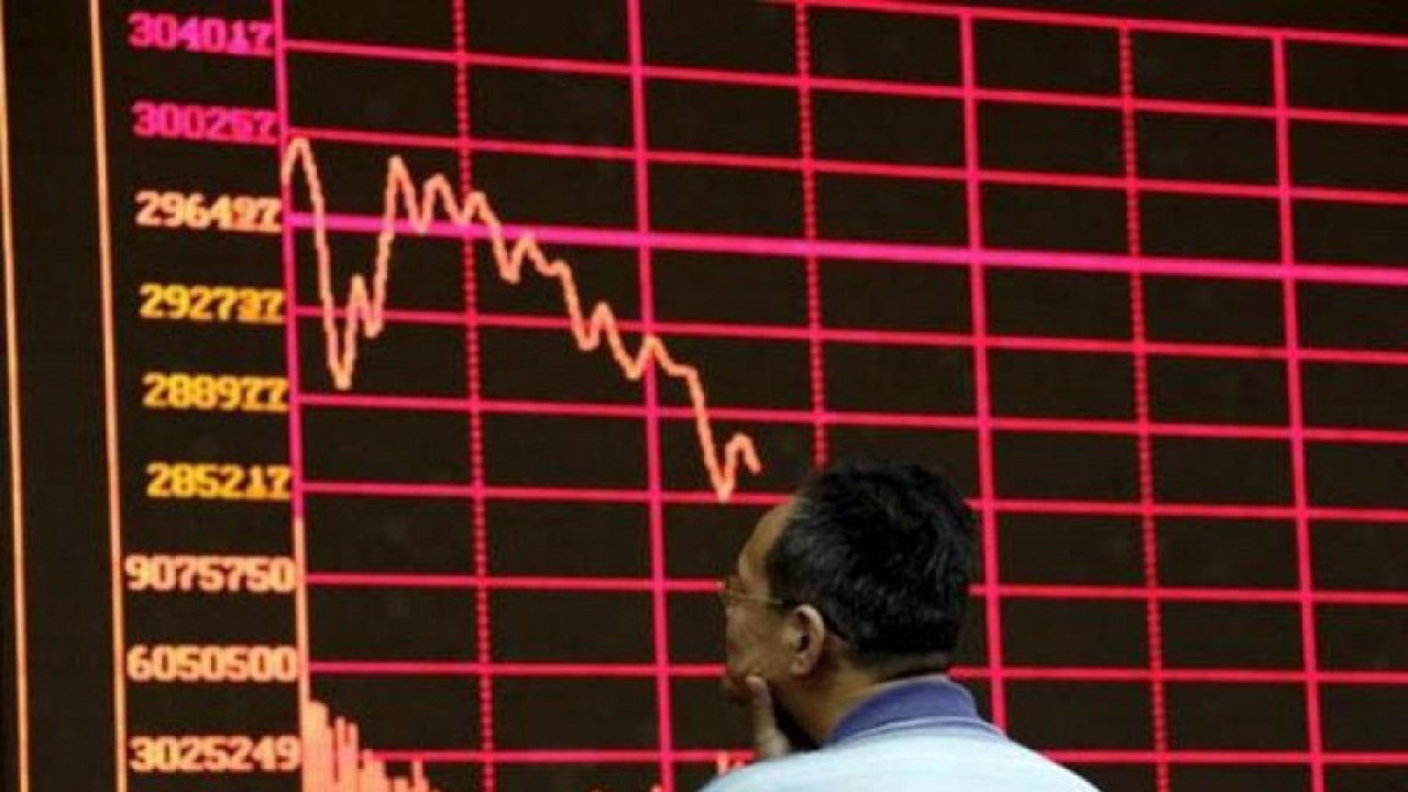 Ilustrasi - Seorang warga mengamati grafik pada layar informasi perdagangan saham di Shanghai Stock Exchange. ANTARA/REUTERS/Jason Lee/aa