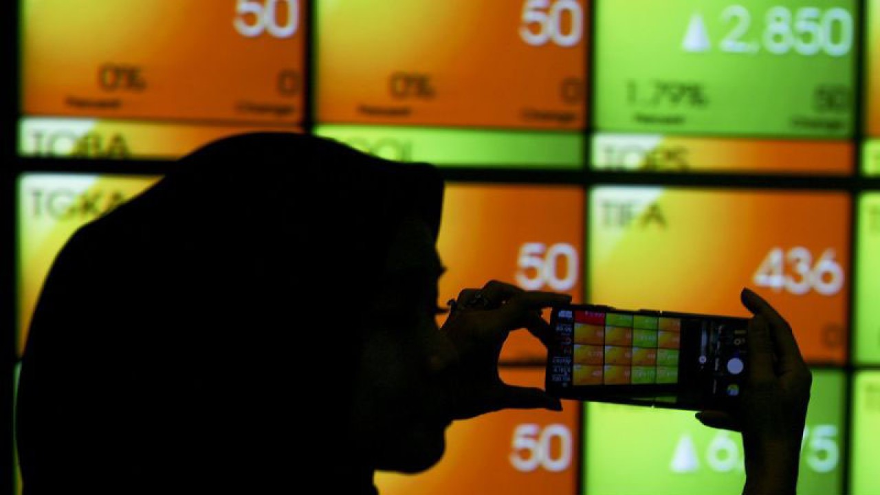 Ilustrasi - Pekerja memotret layar yang menampilkan pergerakan saham di Bursa Efek Indonesia di Jakarta. ANTARA FOTO/Hafidz Mubarak A/tom/aa.