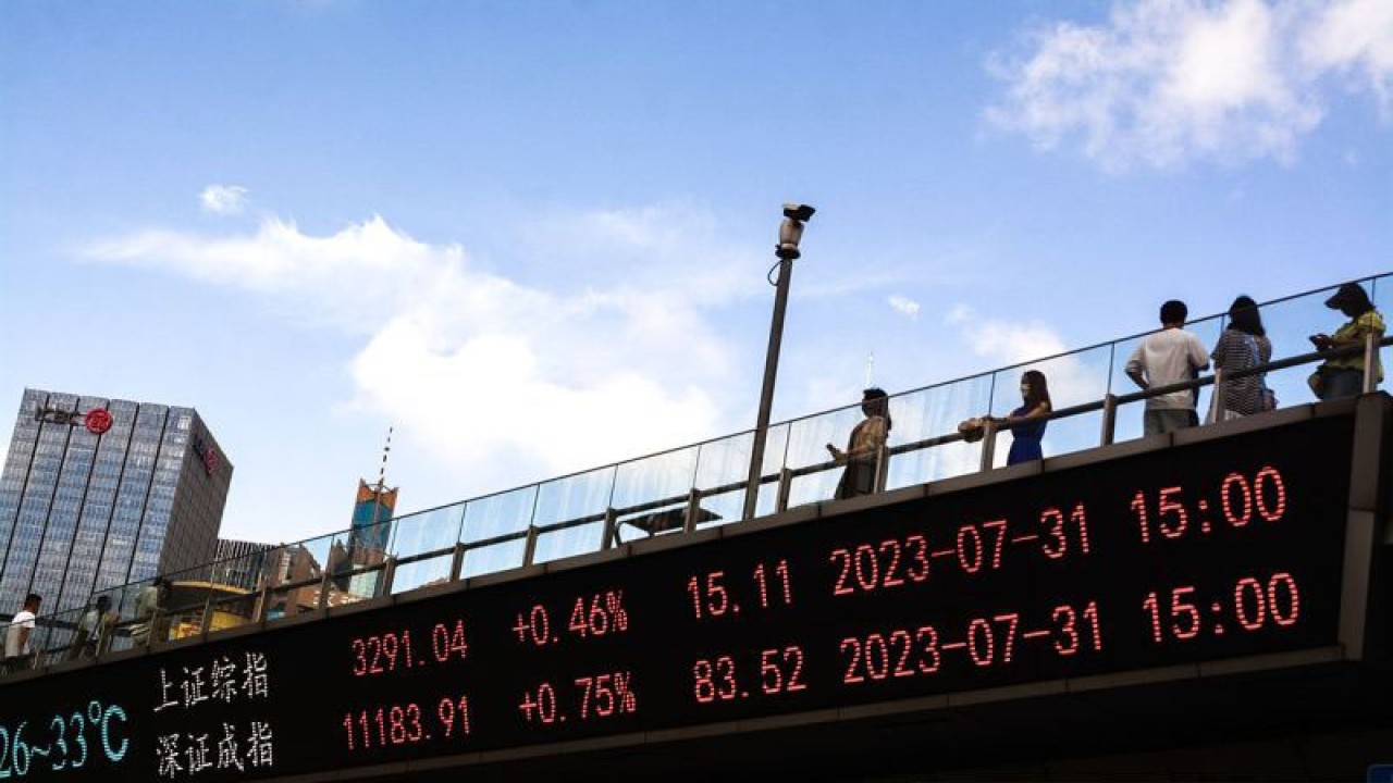 Arsip foro - Layar listrik saham saham Shanghai dan saham Shenzheng terlihat di depan gedung komersial dan keuangan modern bertingkat tinggi di Lujiazui di Shanghai, Tiongkok pada 31 Juli 2023 saat saham Asia menunjukkan beberapa keuntungan sebagai harapan ekonomi Tiongkok. ANTARA/Ying Tang via Reuters Connect/Ying Tang/pri.