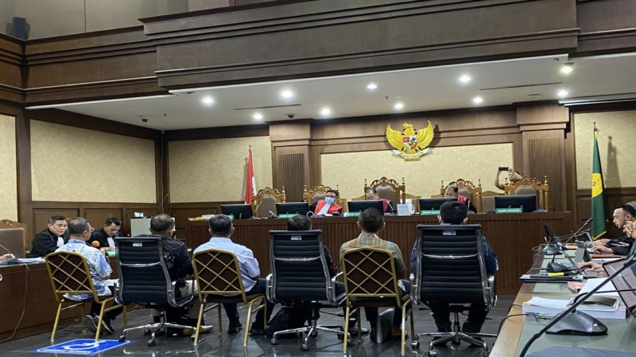 Sidang lanjutan dugaan korupsi BTS 4G dengan terdakwa mantan Menteri Komunikasi dan Informatika Johnny G. Plate, mantan Direktur Utama BAKTI Anang Achmad Latif, dan tenaga ahli Human Development Universitas Indonesia Yohan Suryanto di Pengadilan Tindak Pidana Korupsi pada Pengadilan Negeri Jakarta Pusat, Selasa (26/9/2023). (ANTARA/Fath Putra Mulya)